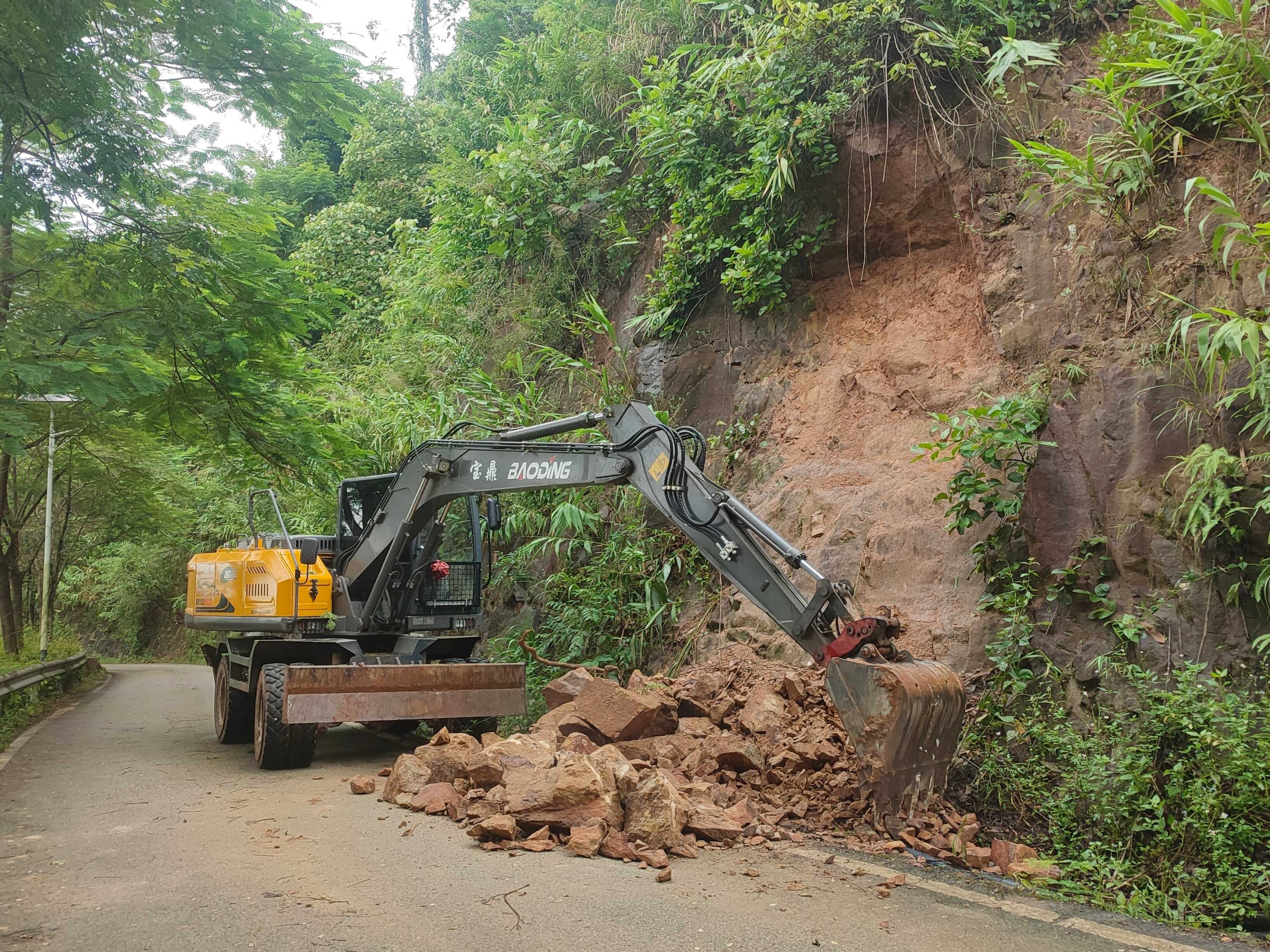 清理路障 何学良_副本.jpg