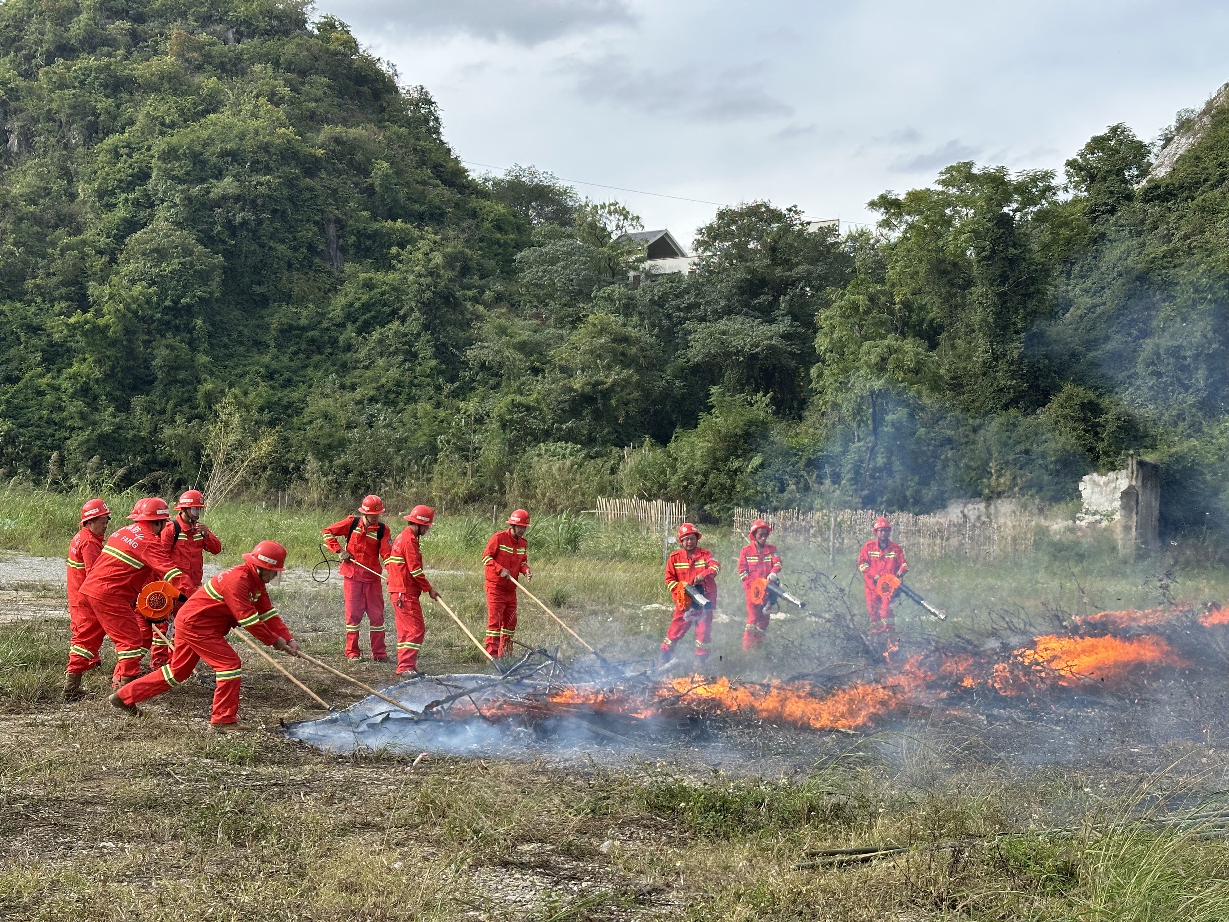 森林消防队伍正在进行火灾扑救演练 (2).jpg