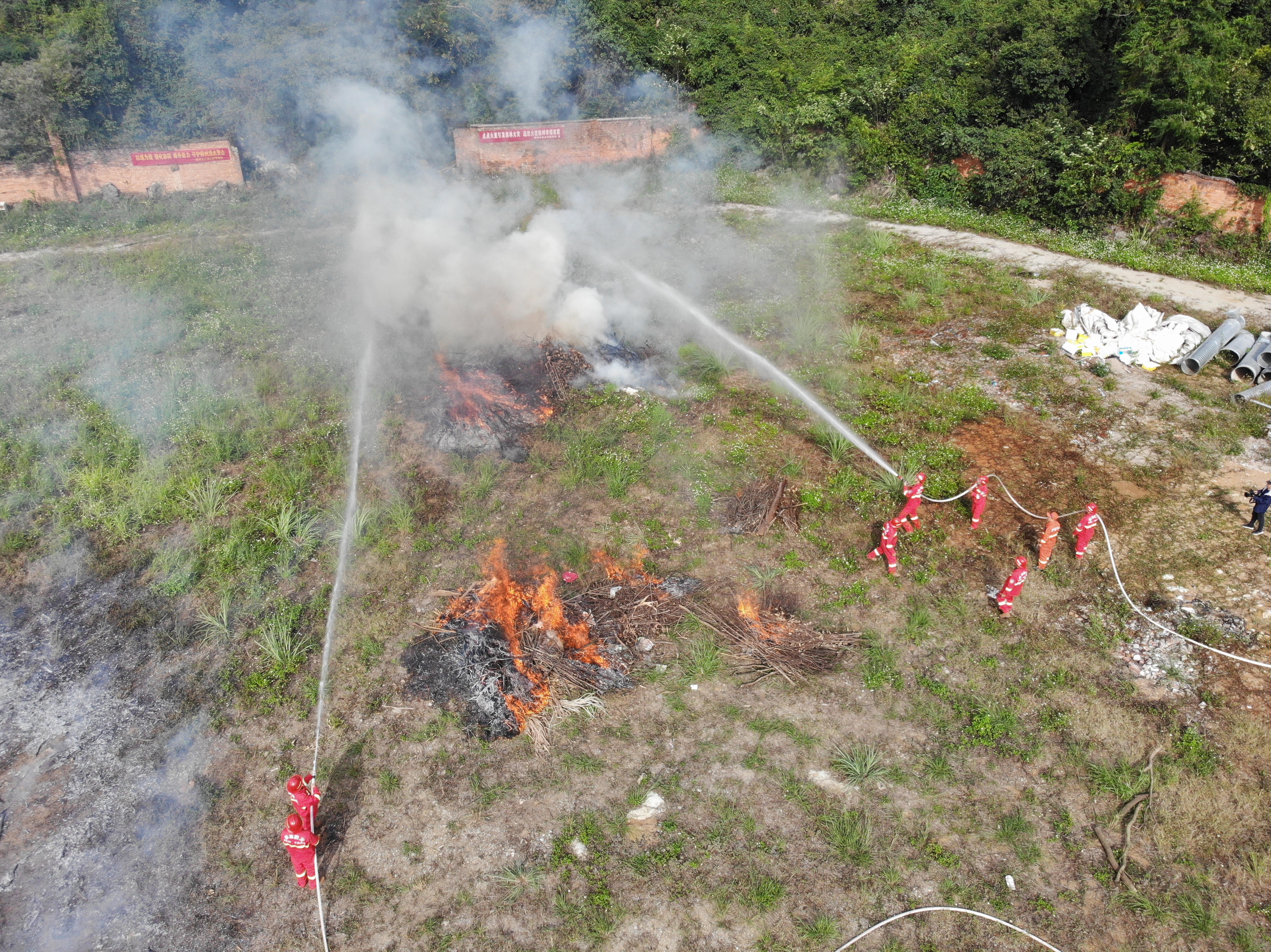 森林消防队伍正在进行火灾扑救演练.jpg