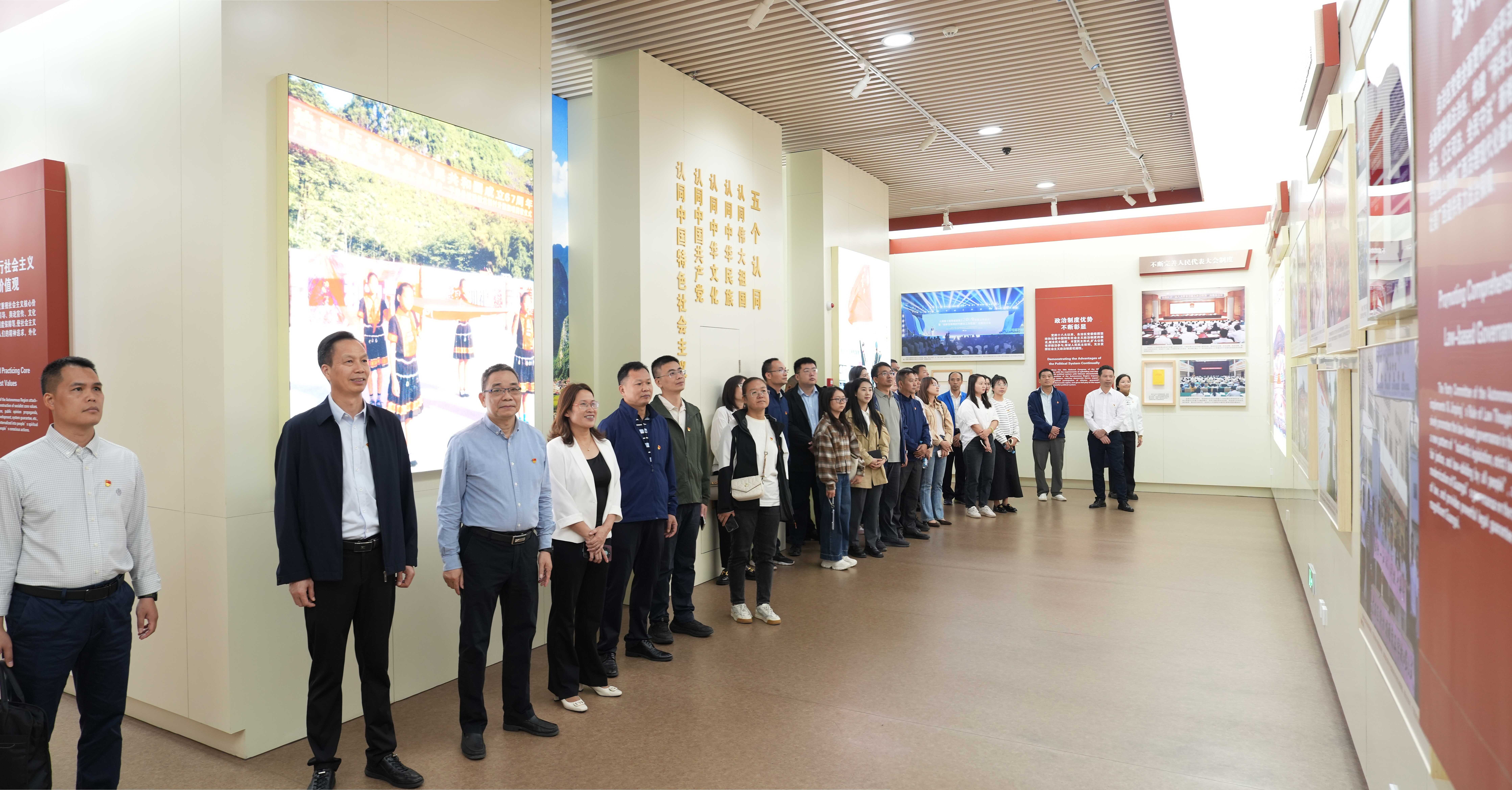 1 参观展厅 杨海健.jpeg